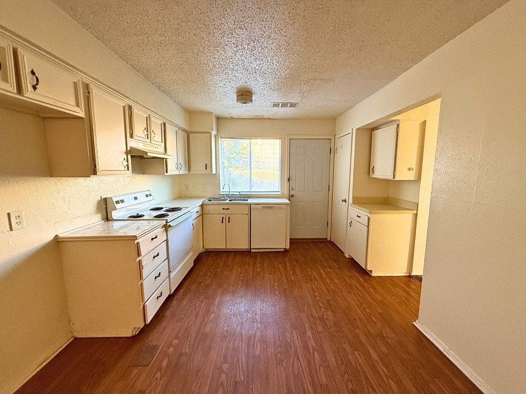 1021 Pleasant Valley Lane Arlington TX 76015
