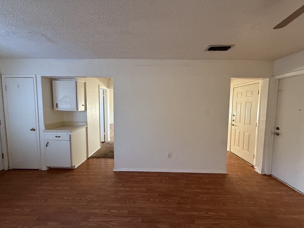 1021 Pleasant Valley Lane Arlington TX 76015