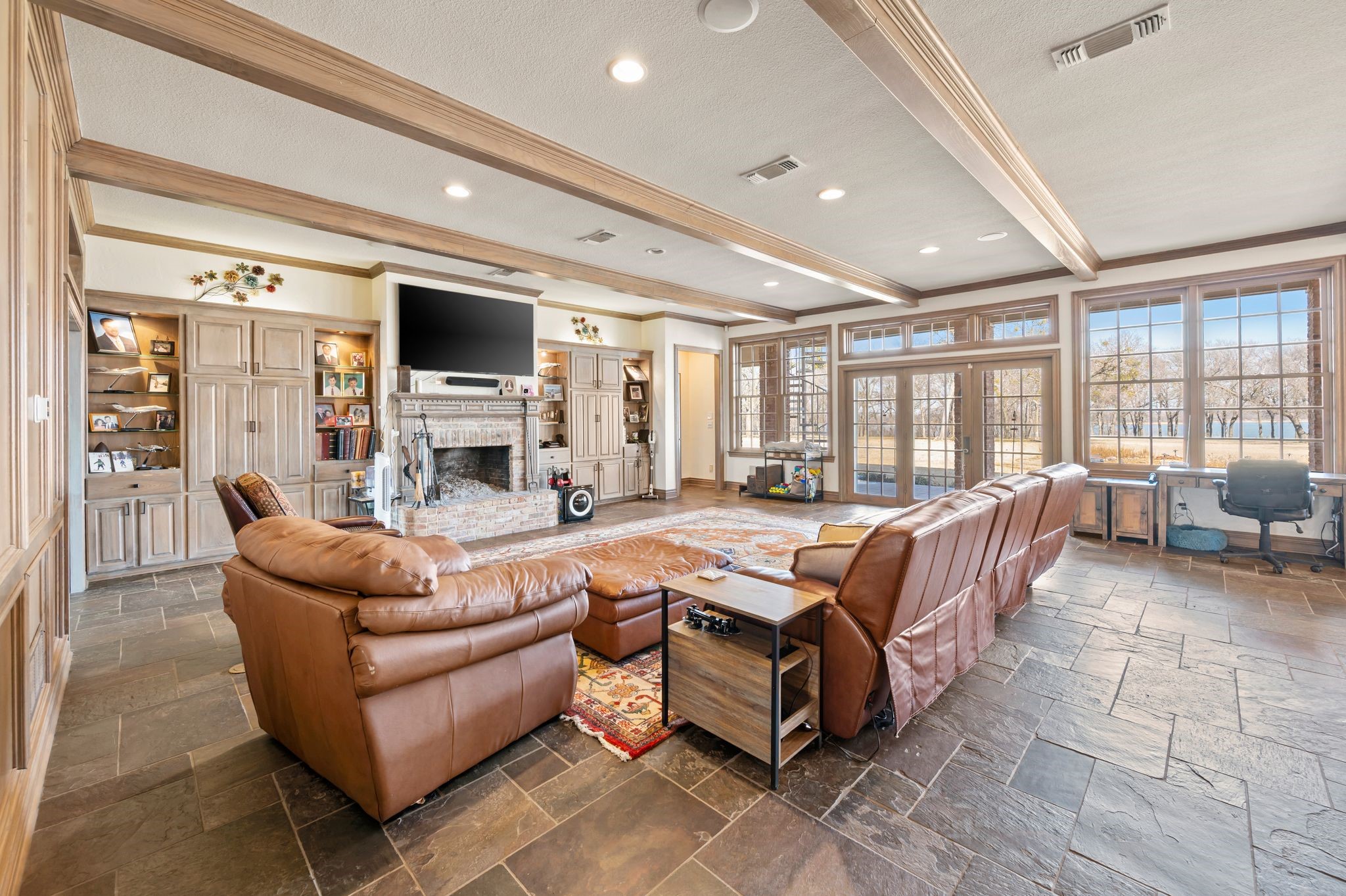 208 Highpoint Circle Valley View TX 76272
