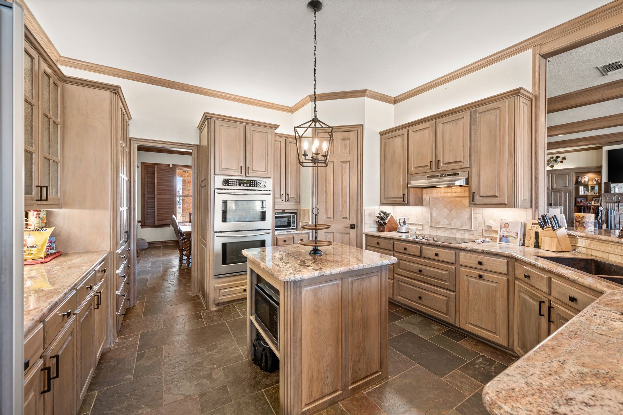 208 Highpoint Circle Valley View TX 76272