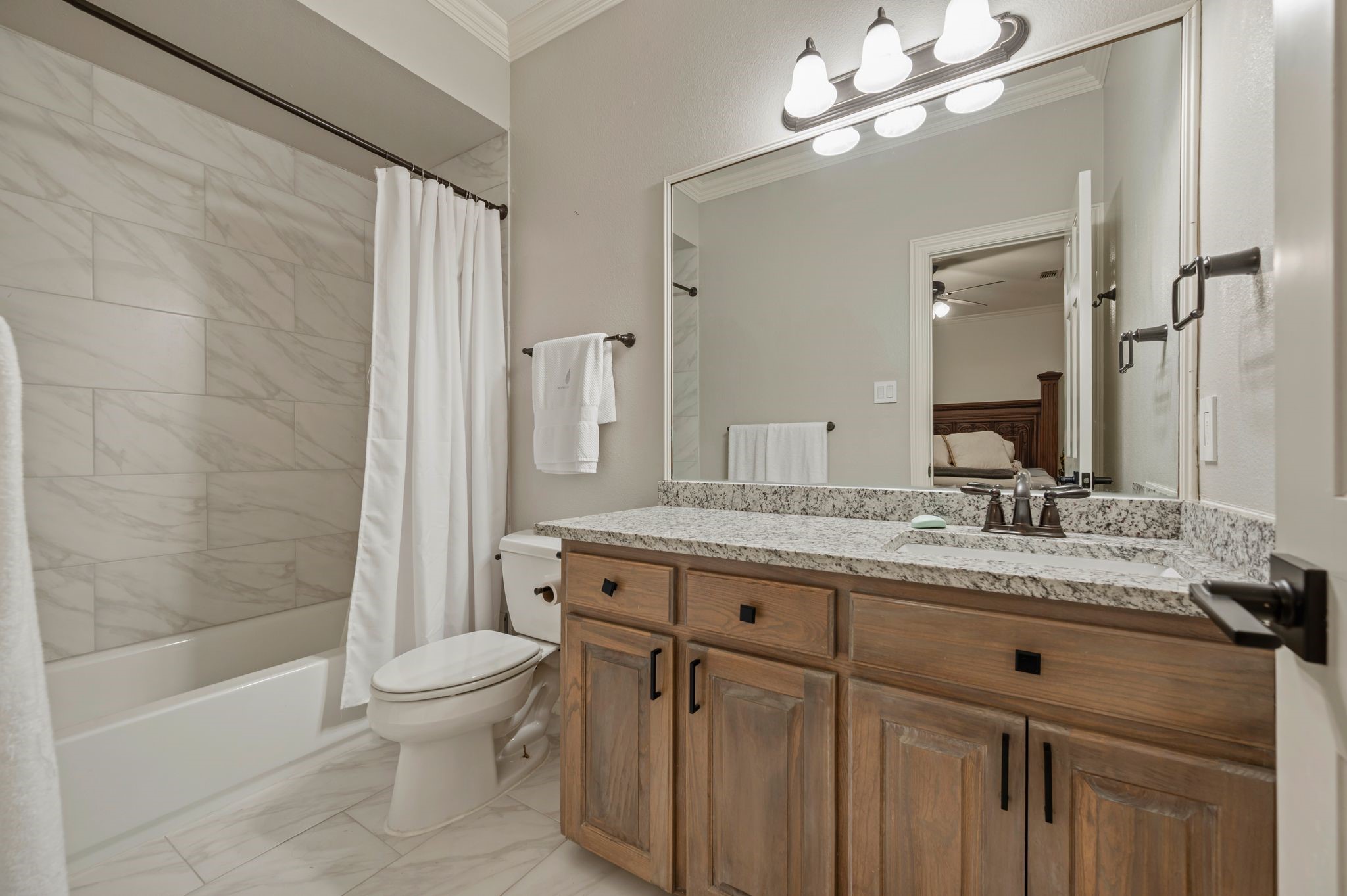 208 Highpoint Circle Valley View TX 76272