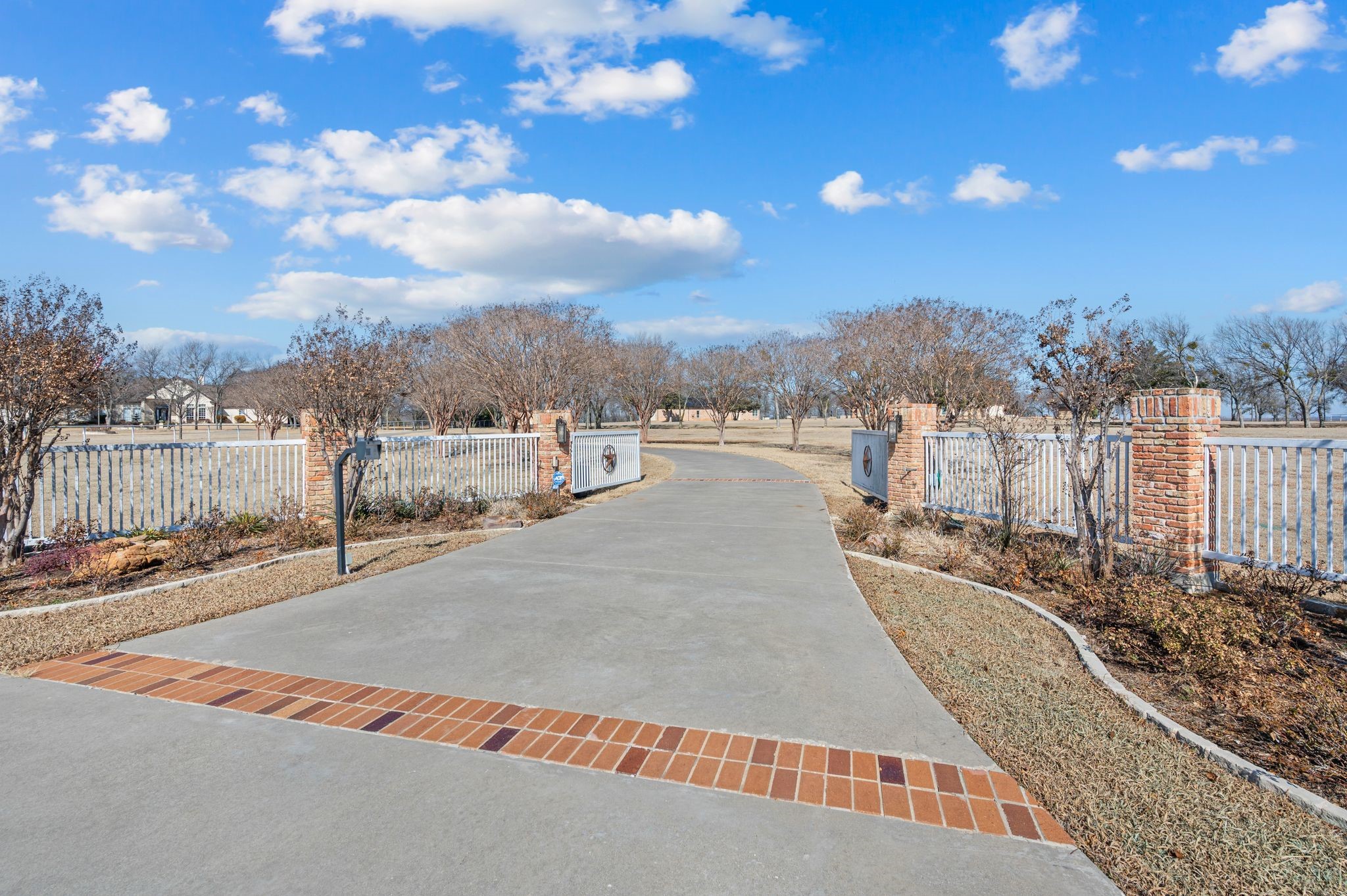 208 Highpoint Circle Valley View TX 76272