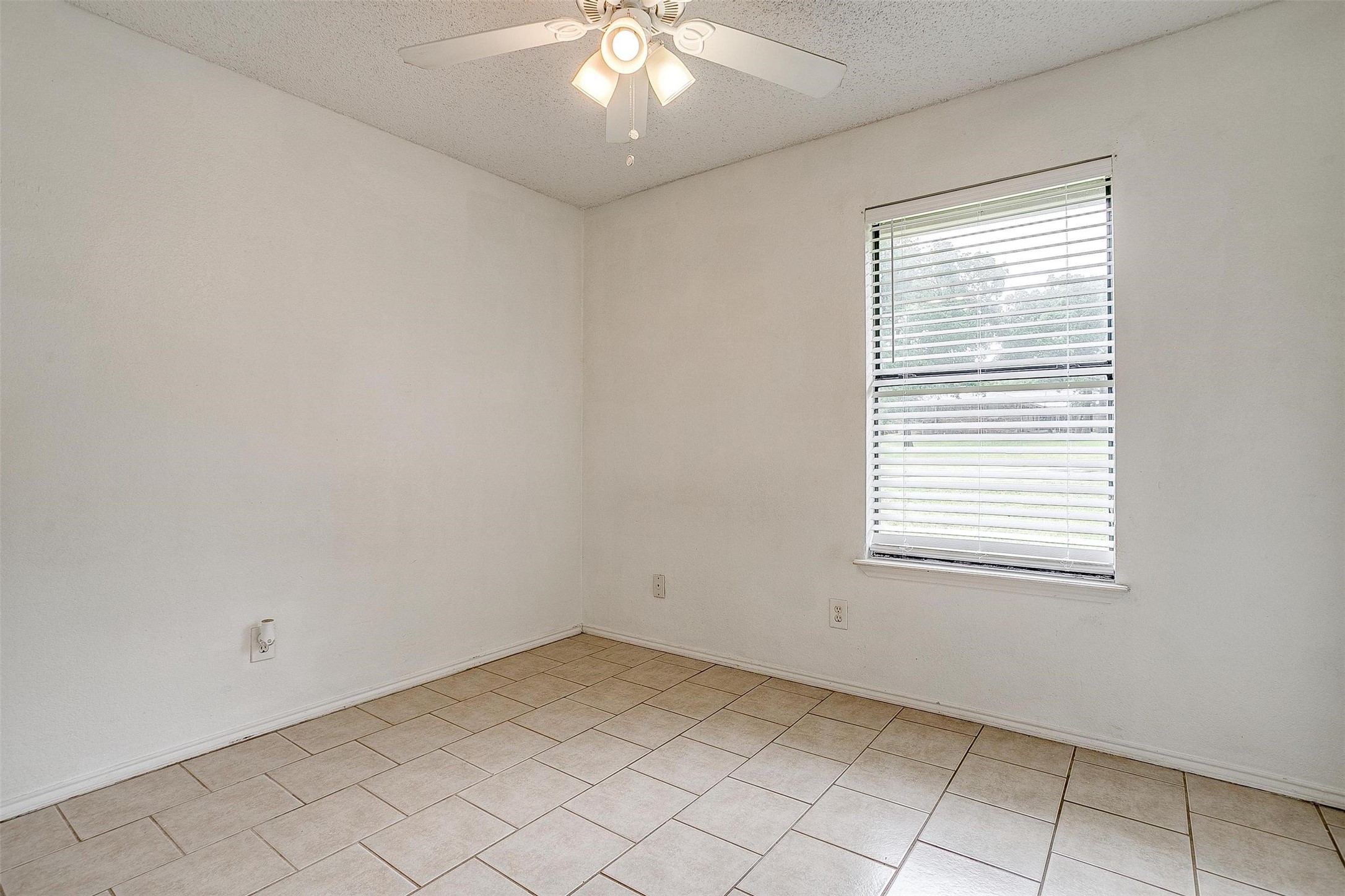 1009 W 4th Street Keene TX 76059