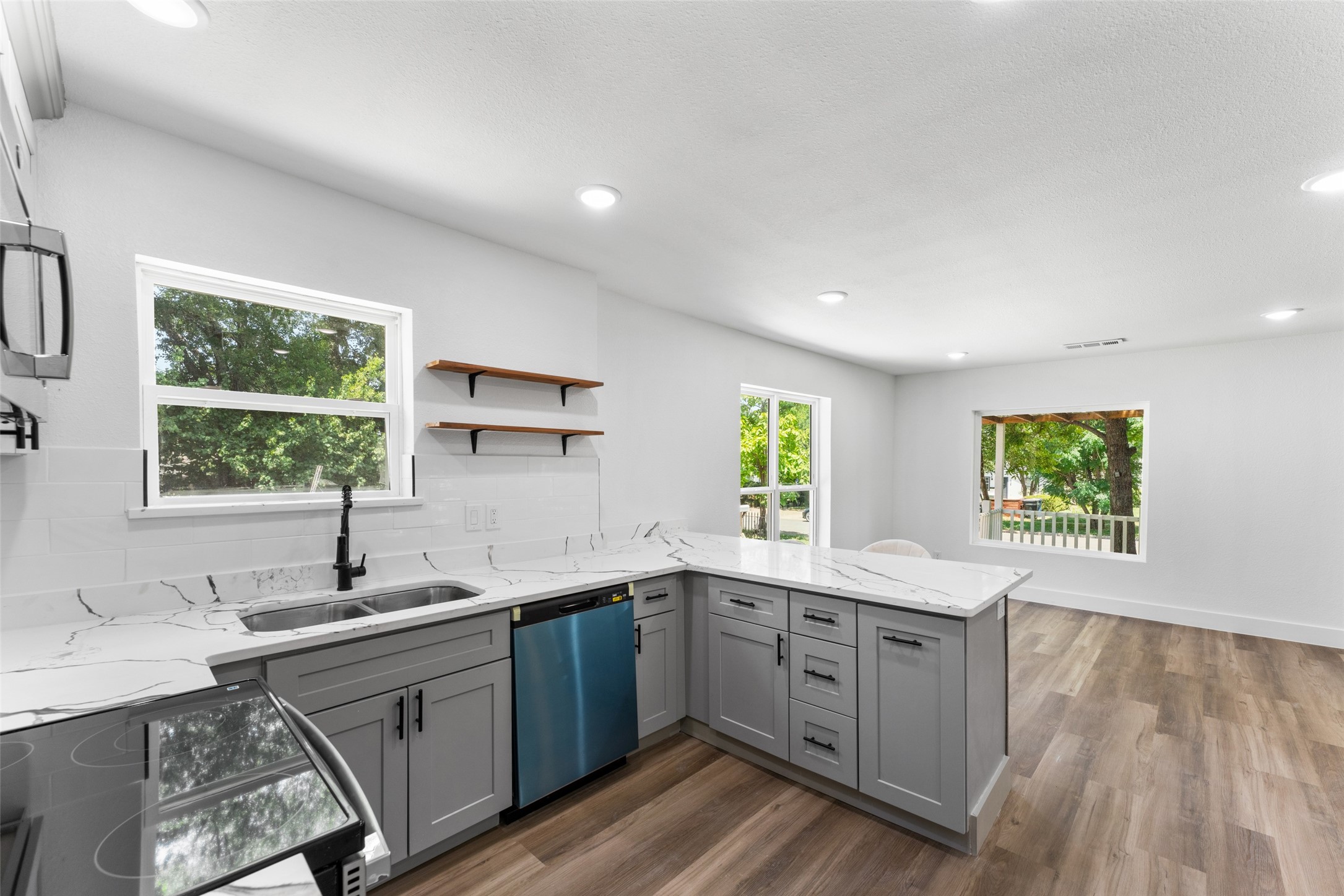 2730 Gladstone Drive Dallas TX 75211