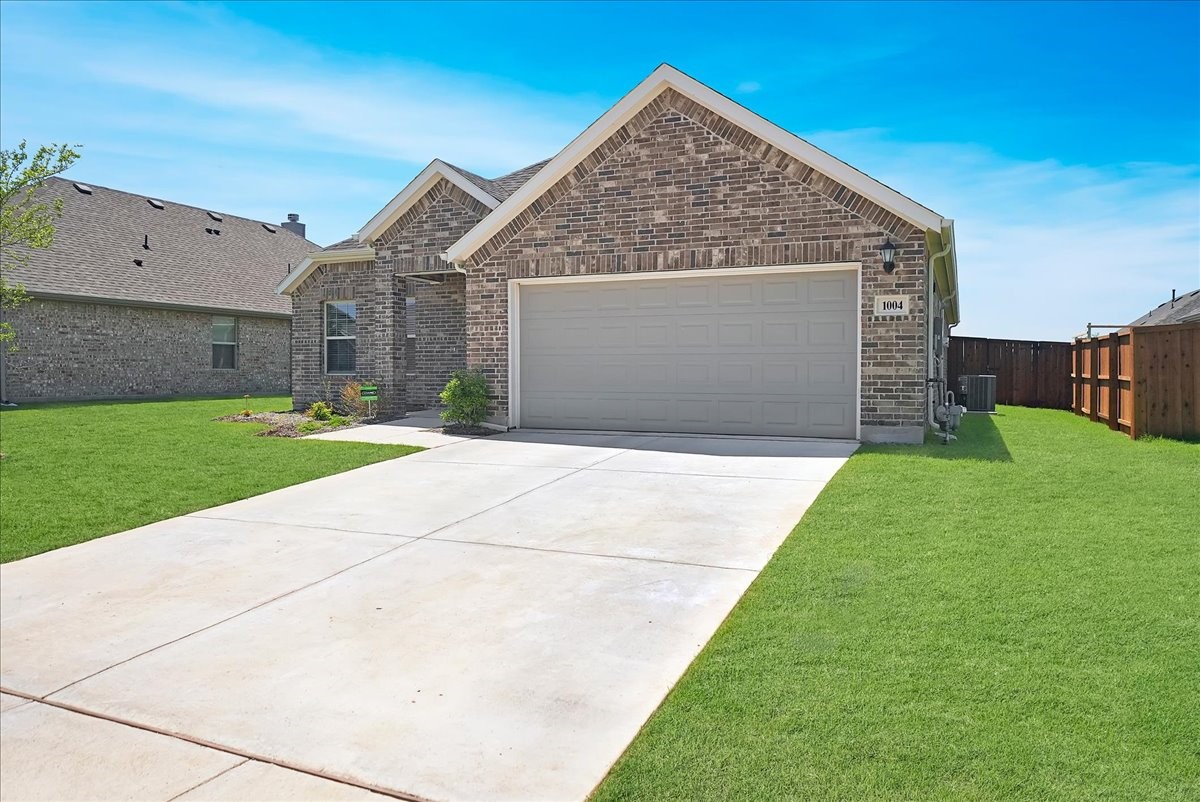 1004 Pineview Lane Crowley TX 76036