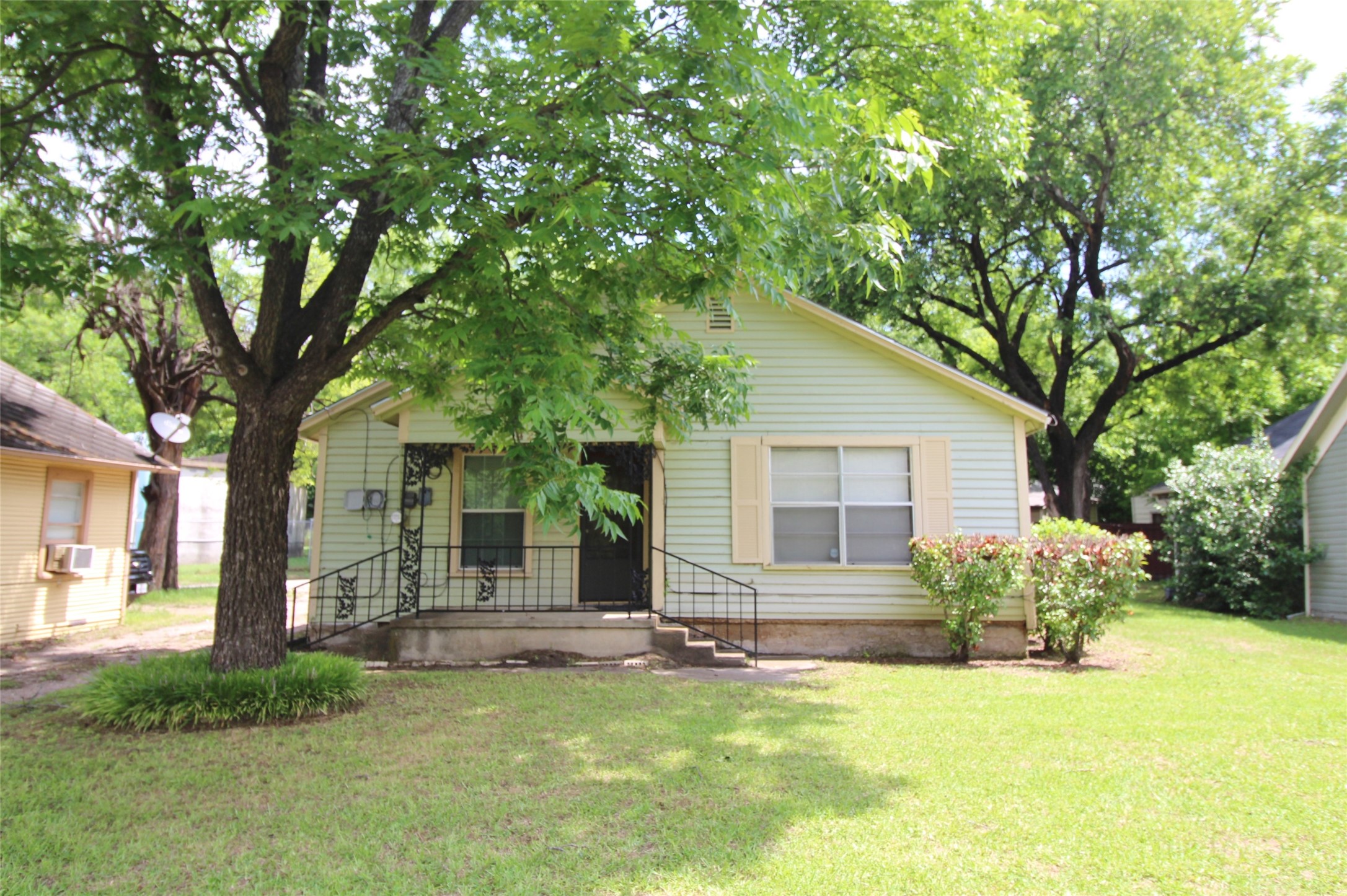 421 Dr Martin Luther King Jr Boulevard Waxahachie TX 75165