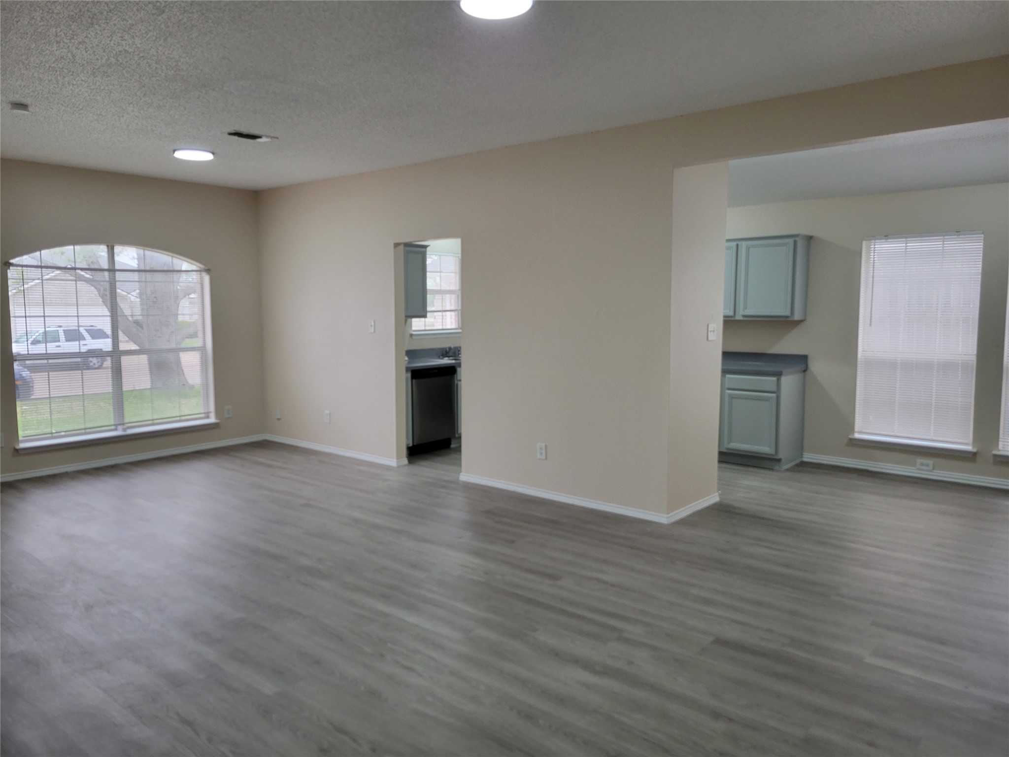 6808 W Lynn Creek Drive Arlington TX 76001