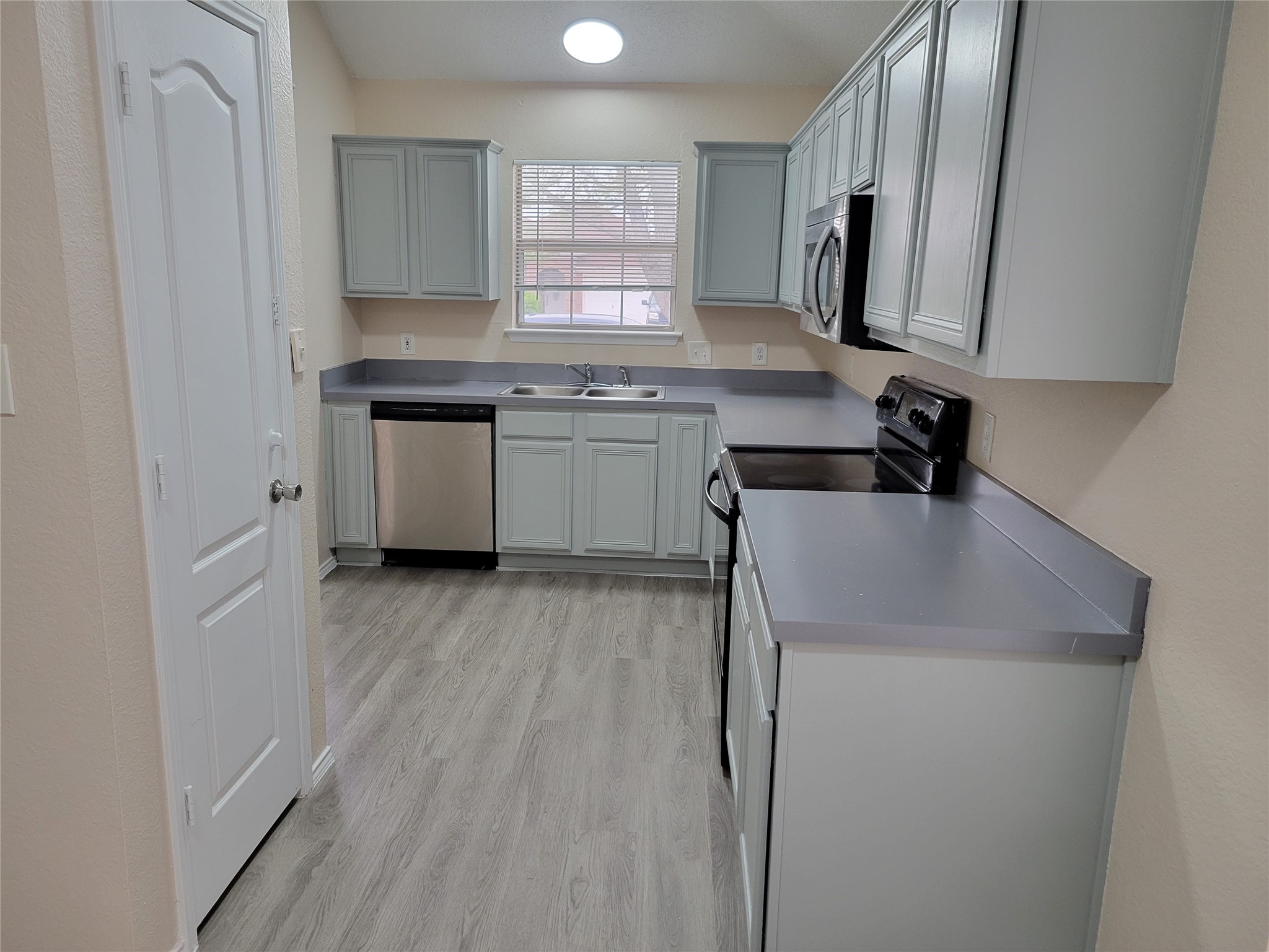 6808 W Lynn Creek Drive Arlington TX 76001