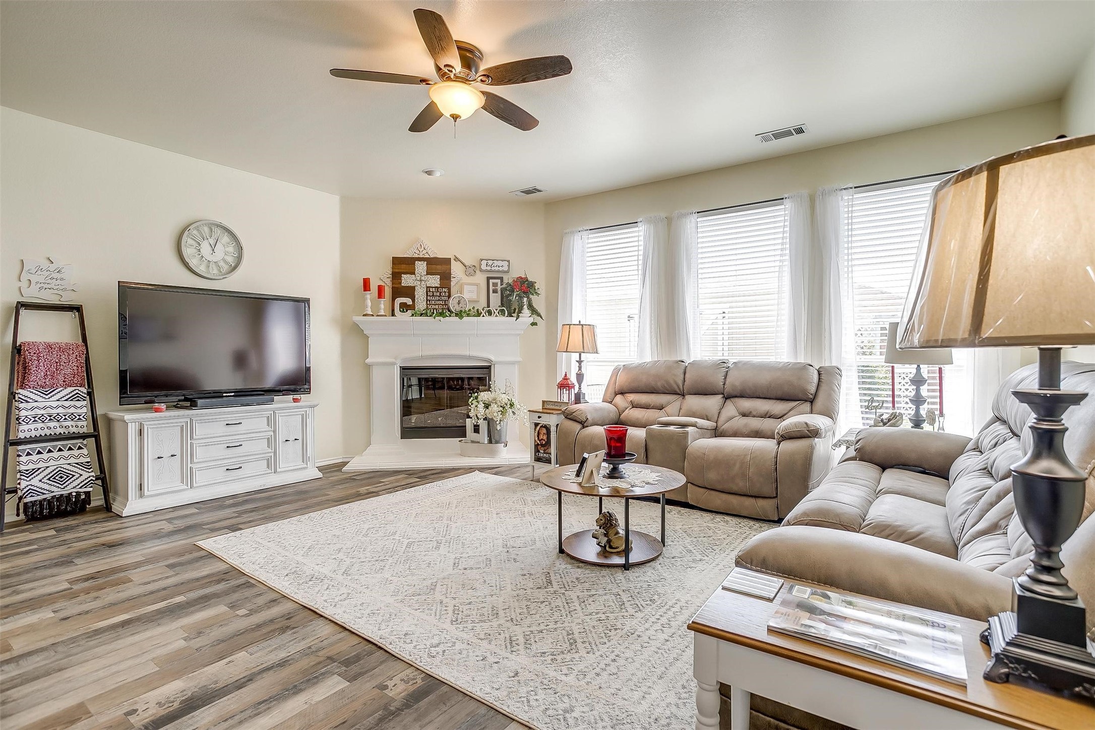909 Hunter Lane Burleson TX 76028