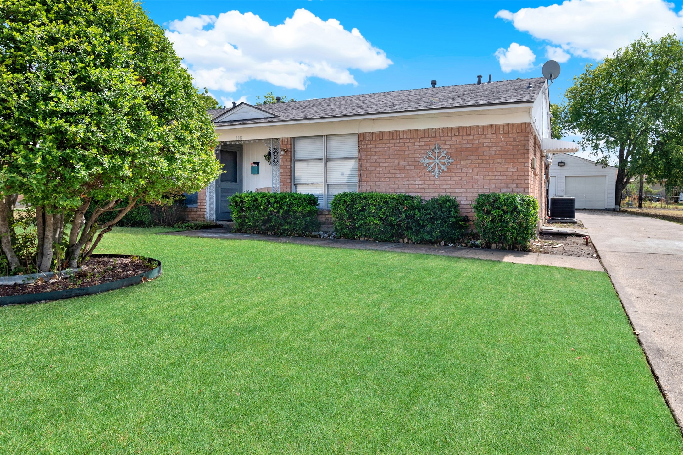 318 Hilltop Avenue Richardson TX 75081