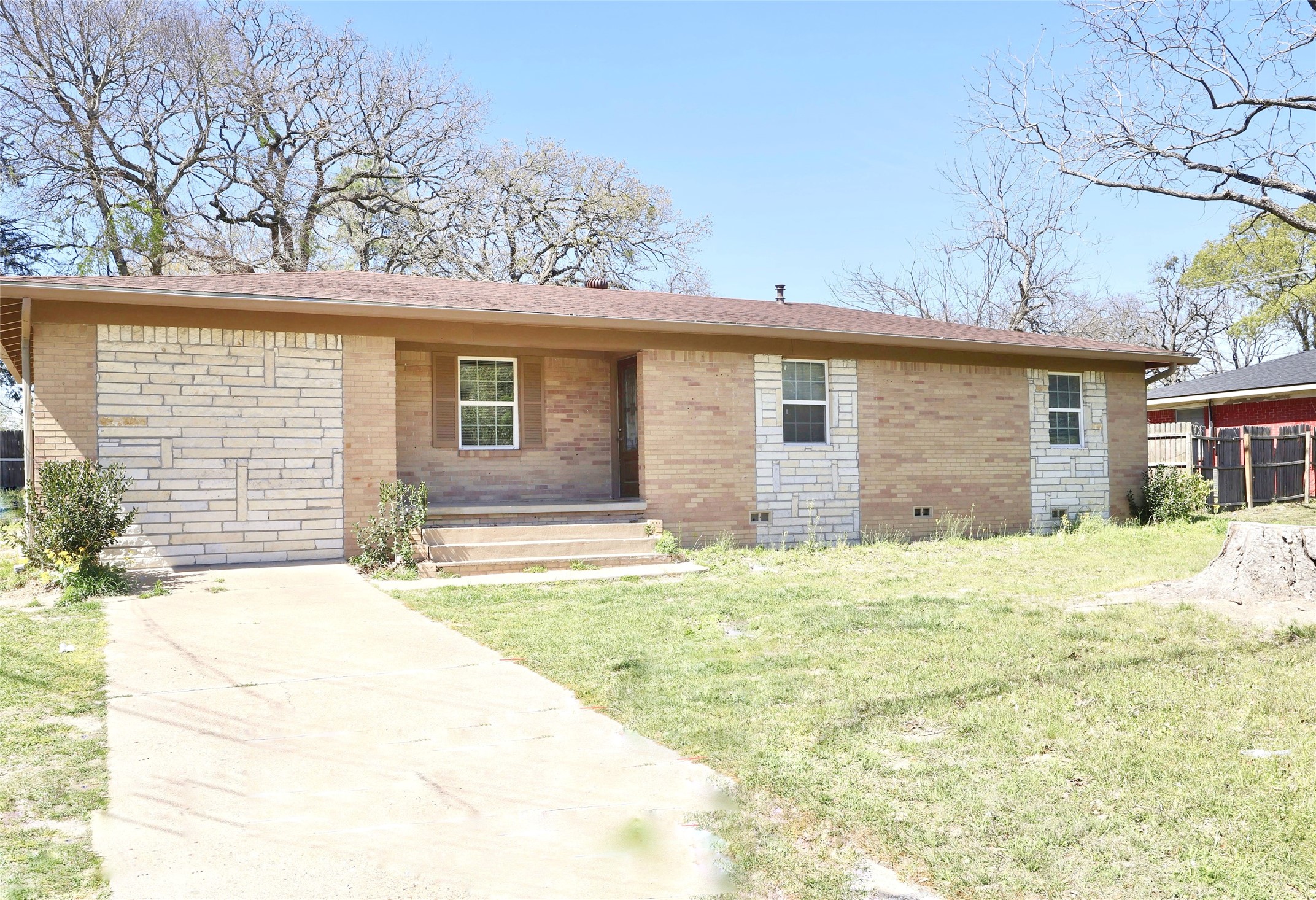 1004 W Cayuga Drive Athens TX 75751