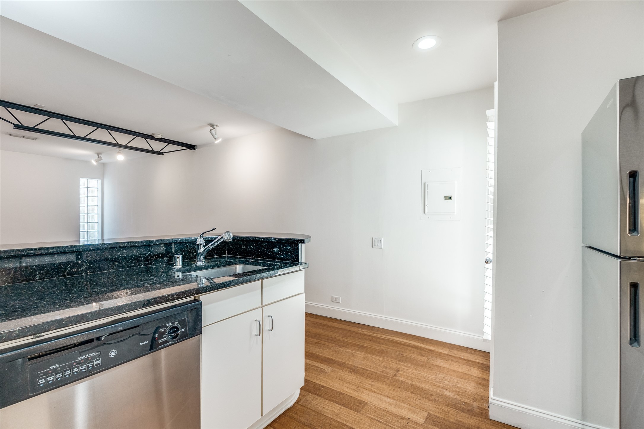 4242 Buena Vista Street Dallas TX 75205