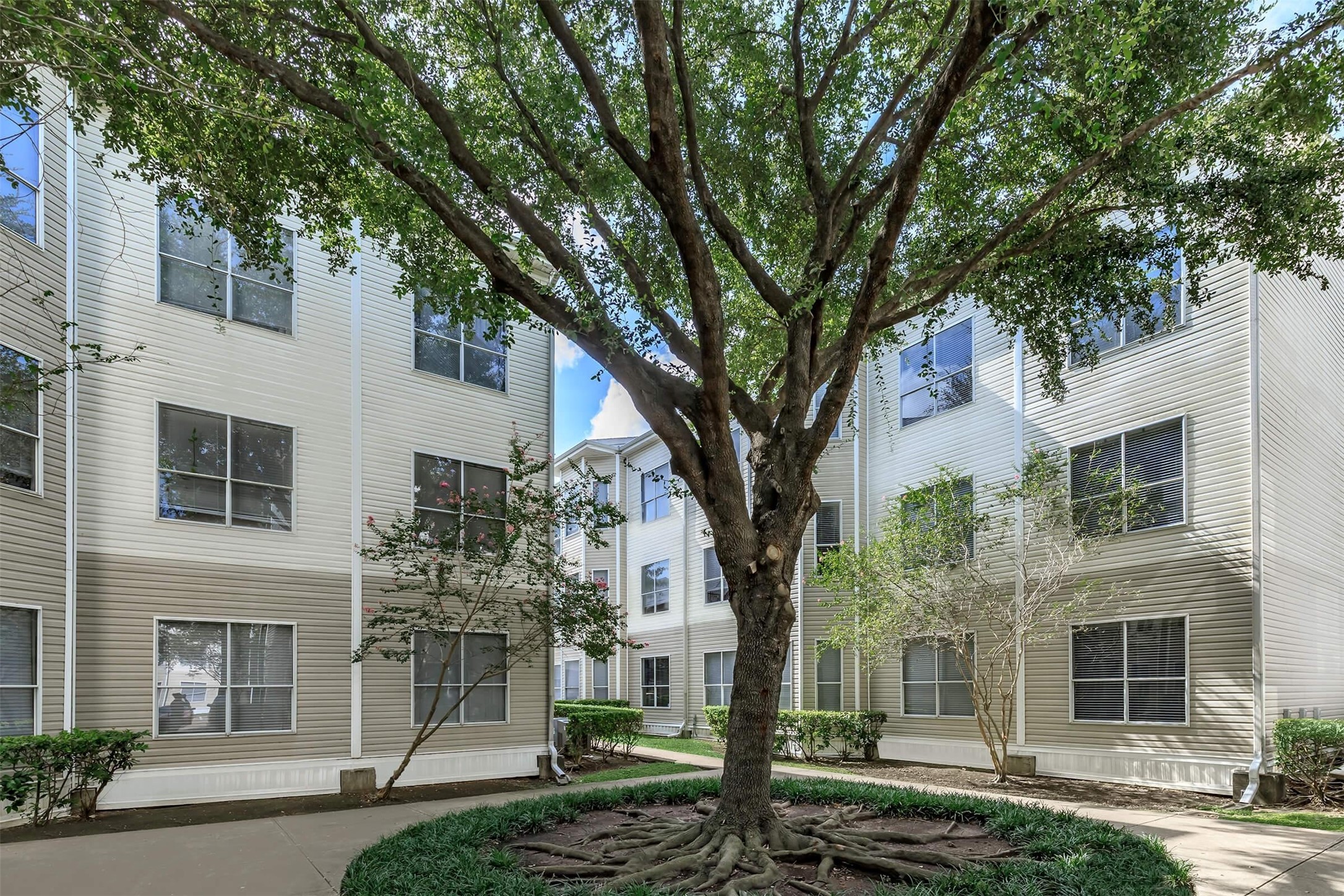 7120/7011 Village Way Houston TX 77087