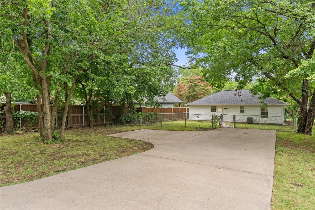 404 W Day Street Denison TX 75020