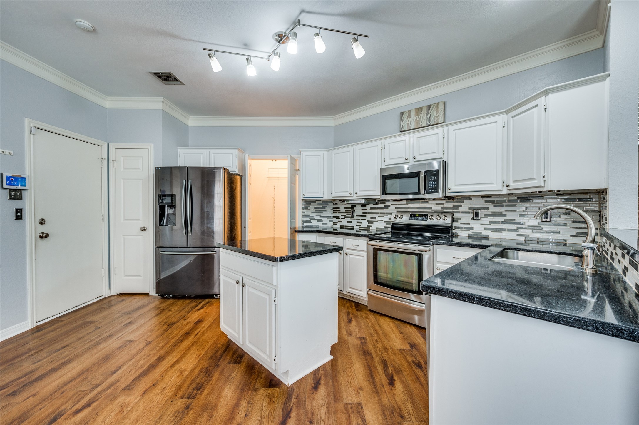 804 Santa Fe Trail Irving TX 75063