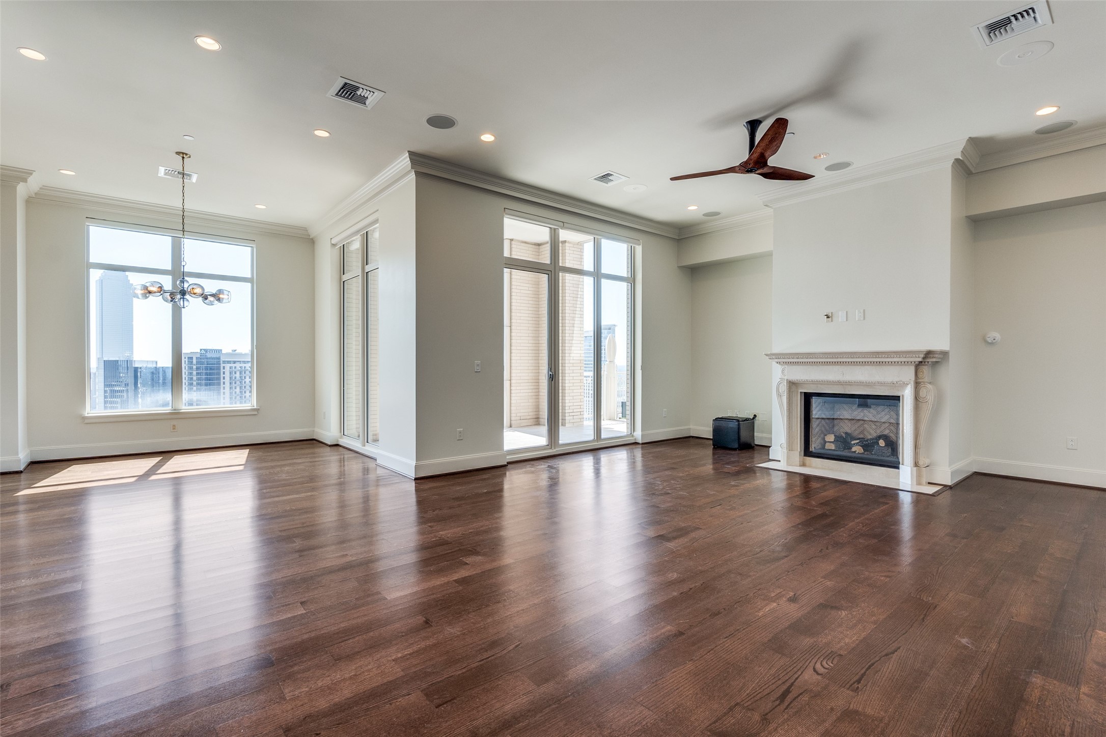 2555 N Pearl Street Dallas TX 75201