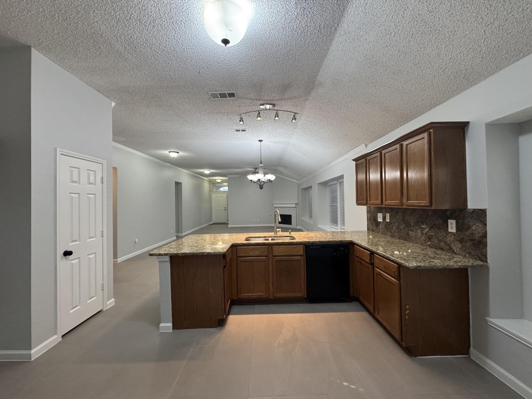 5616 Indian Hill Drive Arlington TX 76018