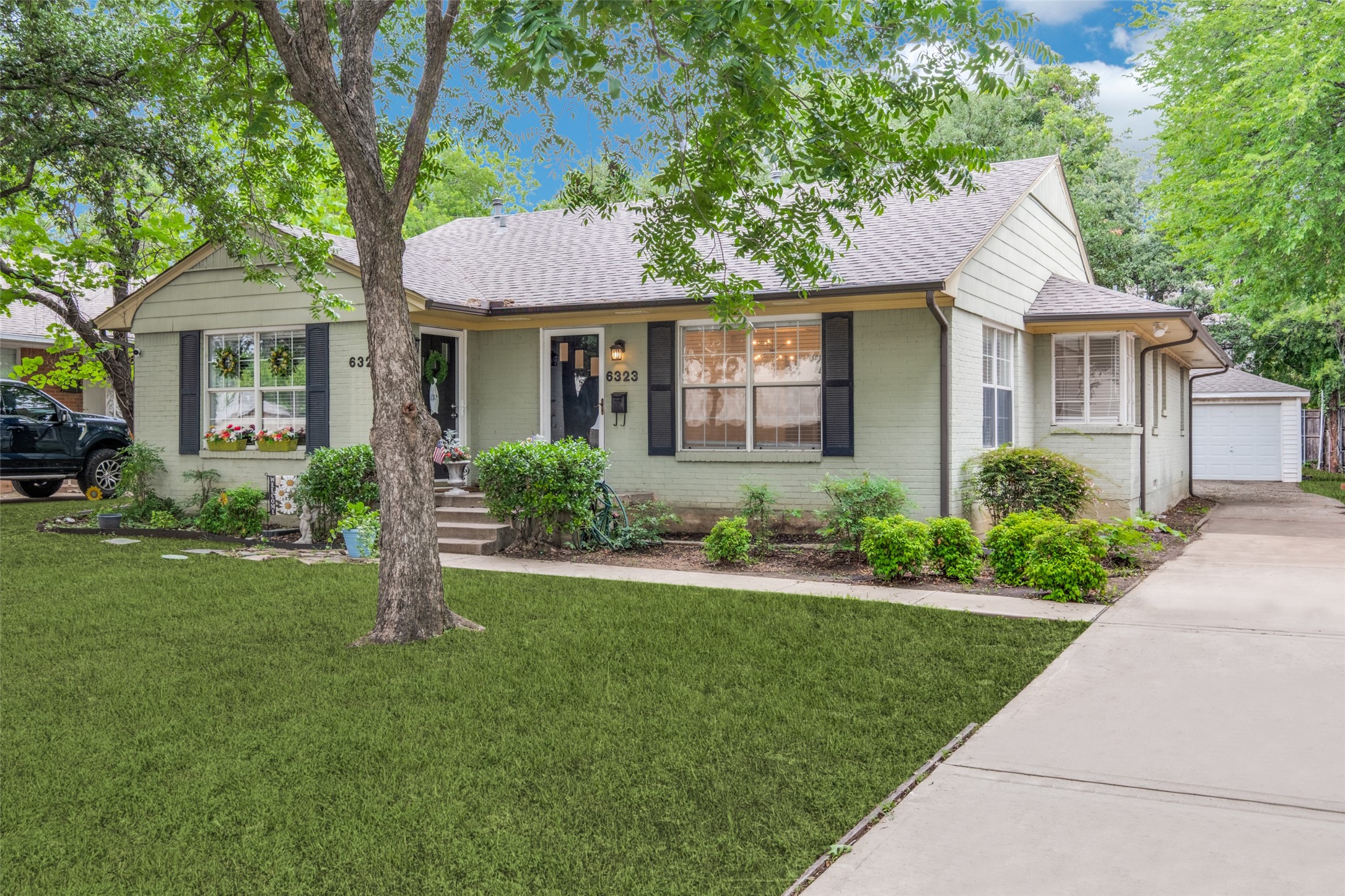 6323 Ravendale Lane Dallas TX 75214