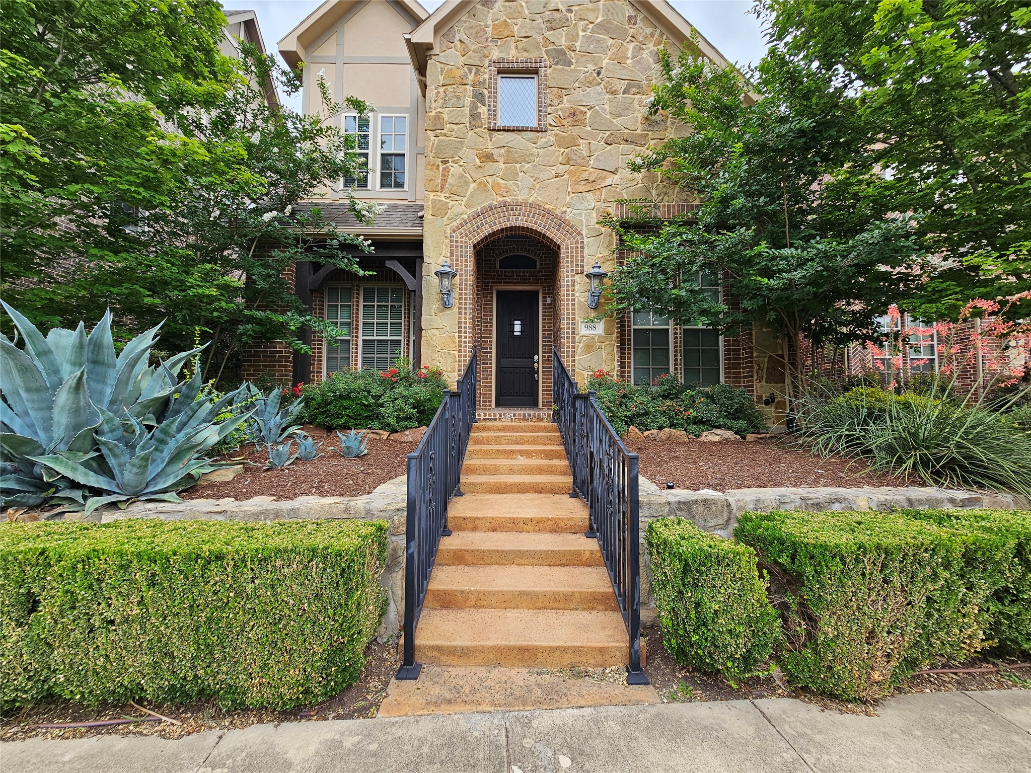988 Shadyside Lane Dallas TX 75223