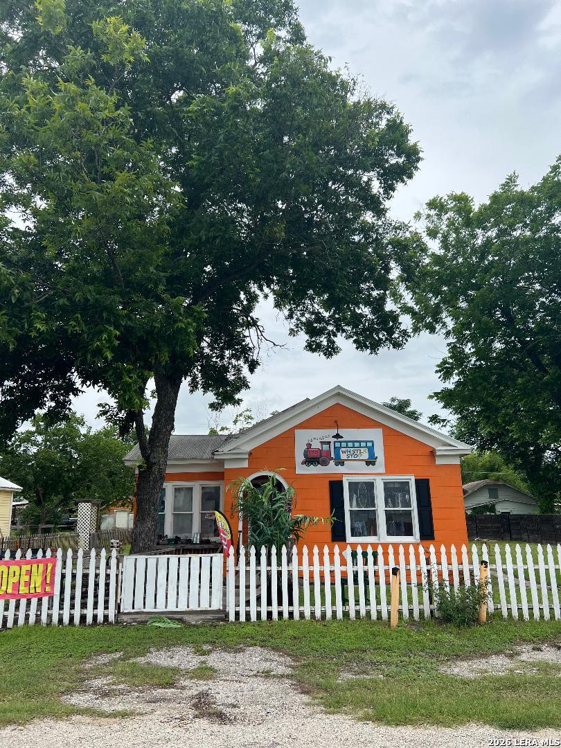120 Seguin Street Marion TX 78124