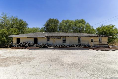 1538 N Highway 123 Karnes City TX 78118