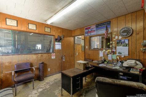 1538 N Highway 123 Karnes City TX 78118