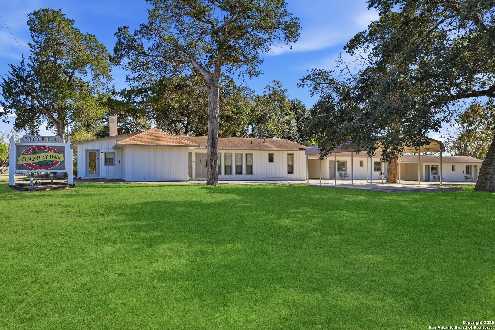 1016 N Avenue E Shiner TX 77984