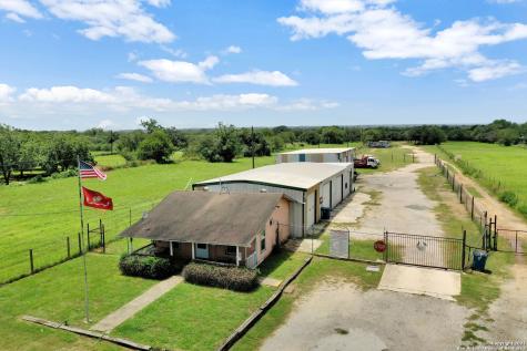 721 4th Street Floresville TX 78114