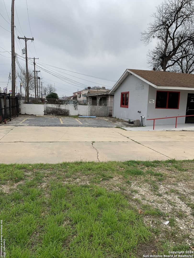 1707 S General Mcmullen Drive San Antonio TX 78237