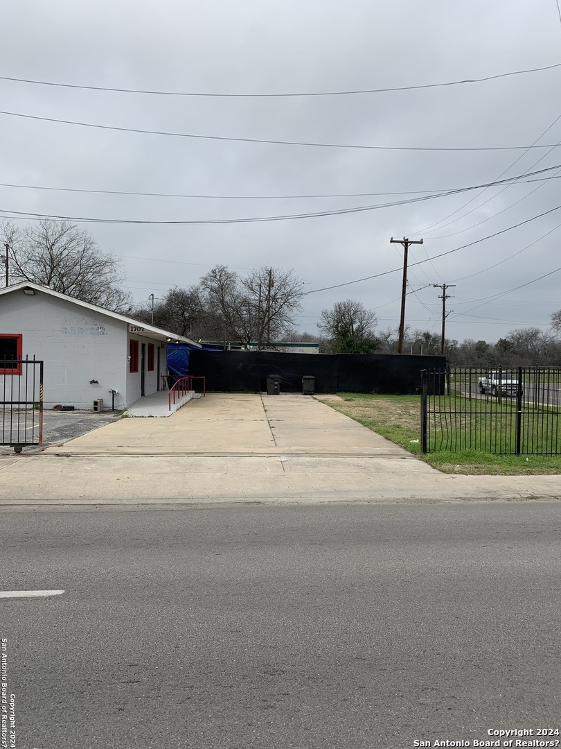 1707 S General Mcmullen Drive San Antonio TX 78237