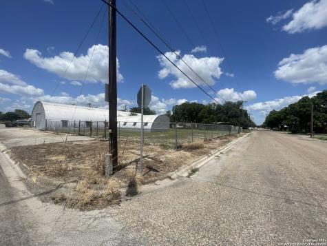 1905 Avenue R Hondo TX 78861