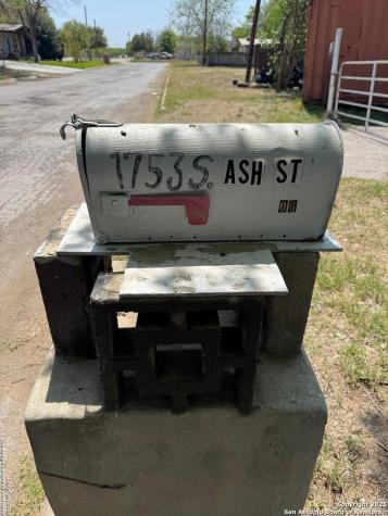 1753 S Ash Street Pearsall TX 78061
