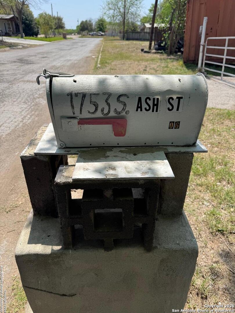 1753 S Ash Street Pearsall TX 78061