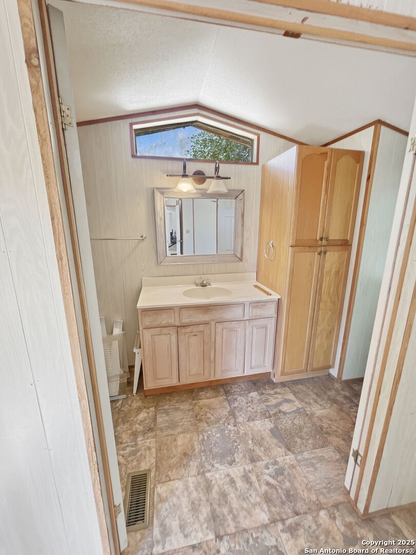 9030 Fm 1283 Lakehills TX 78063