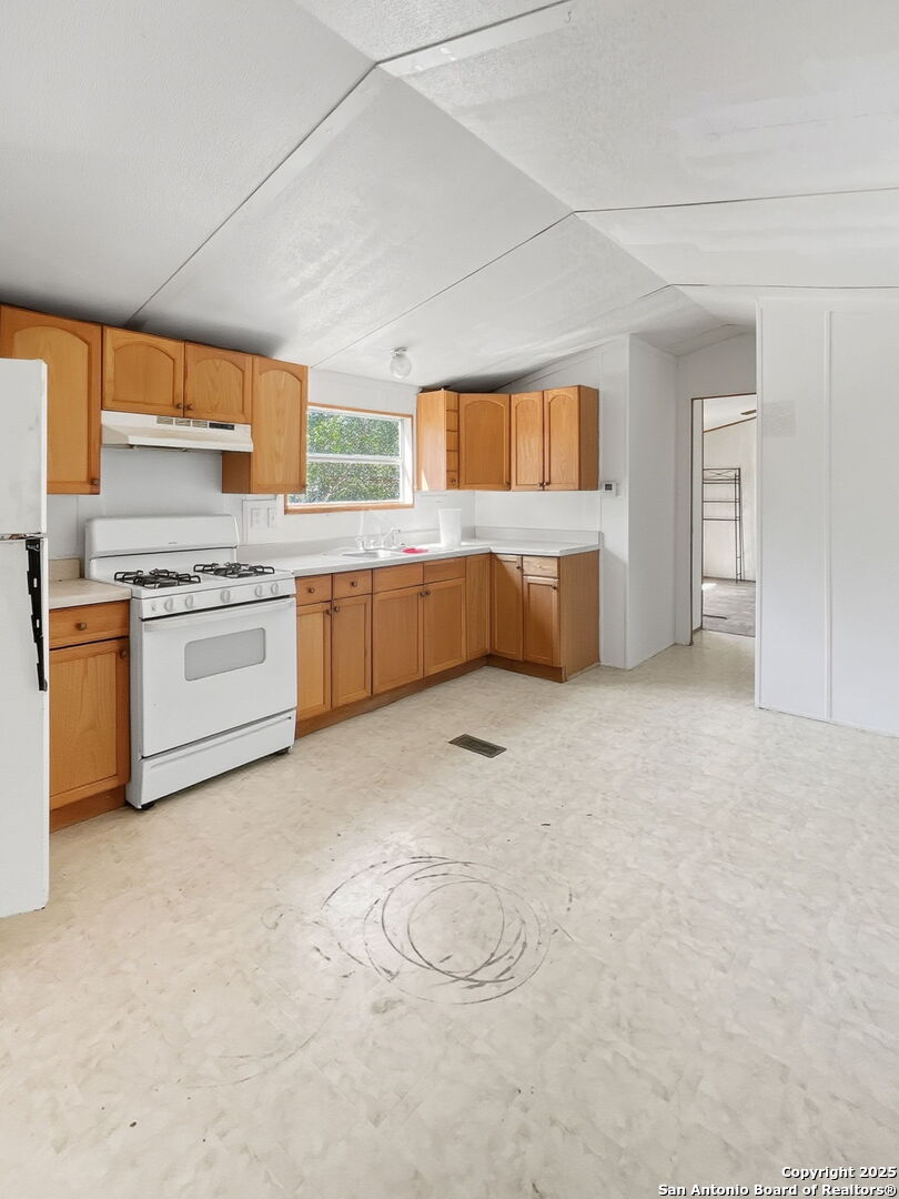 9030 Fm 1283 Lakehills TX 78063