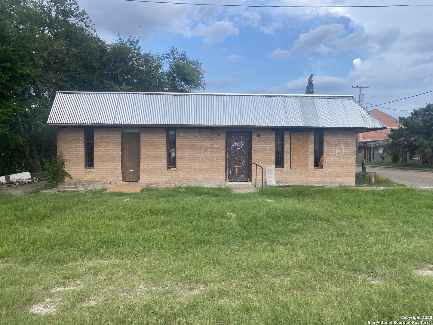 101 E Rockport Mathis TX 78368