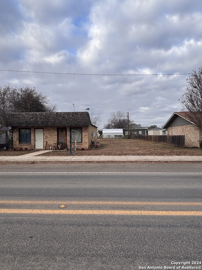 513 N Center Street Sabinal TX 78881