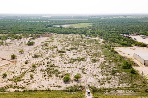 8287 S State Highway 16 Jourdanton TX 78026