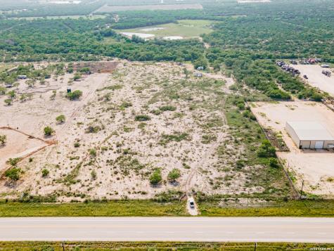 8287 S State Highway 16 Jourdanton TX 78026