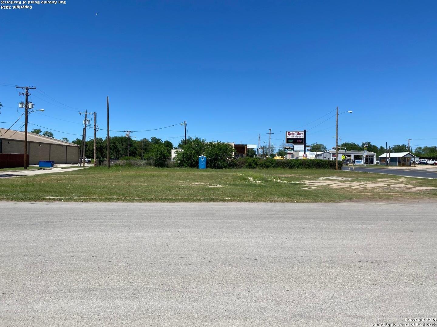 309 N Oak Pearsall TX 78061