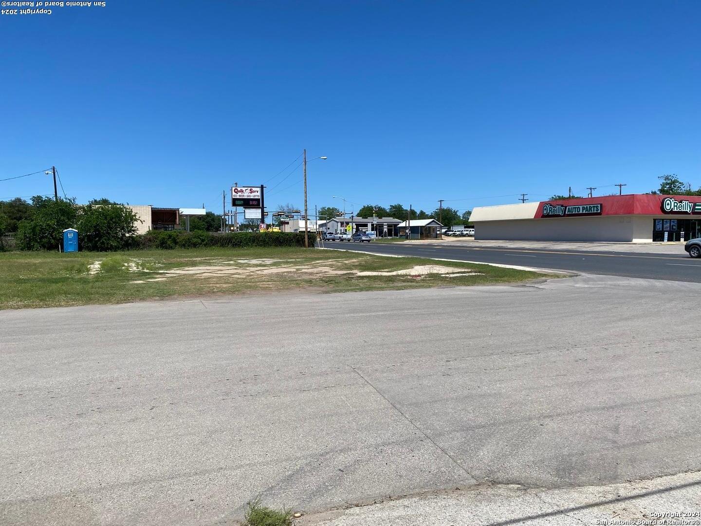 309 N Oak Pearsall TX 78061