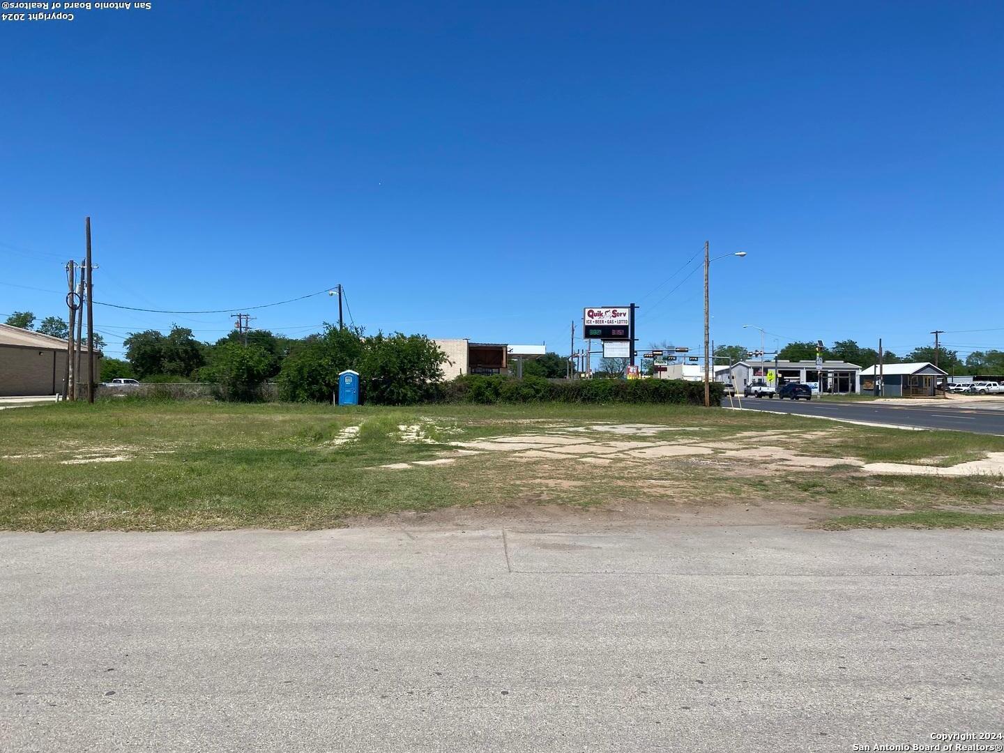 309 N Oak Pearsall TX 78061