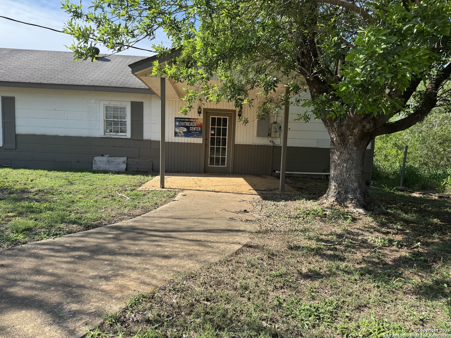 502 Front Cotulla TX 78014