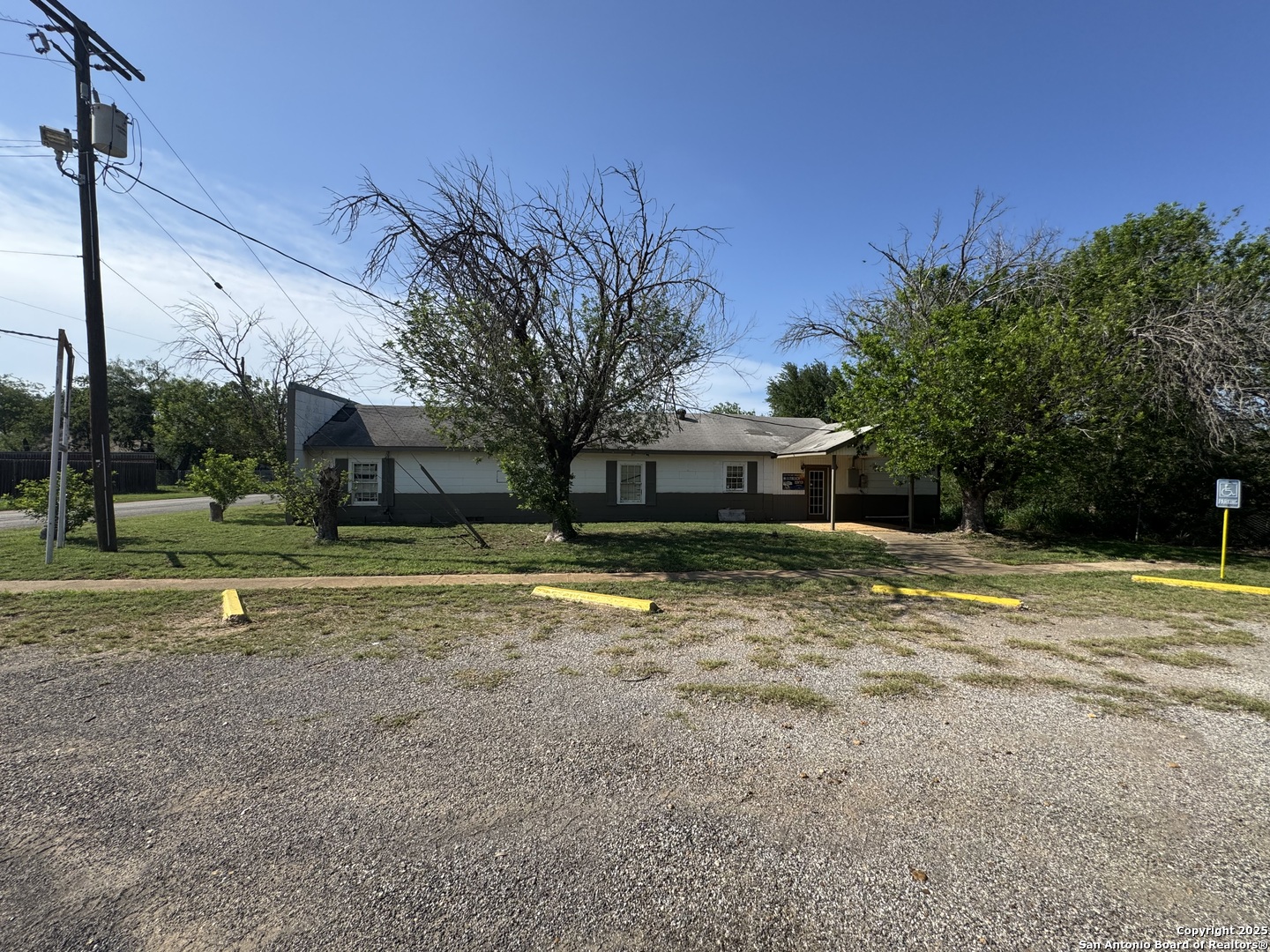 502 Front Cotulla TX 78014