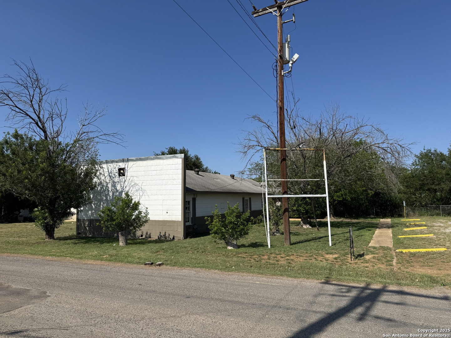 502 Front Cotulla TX 78014