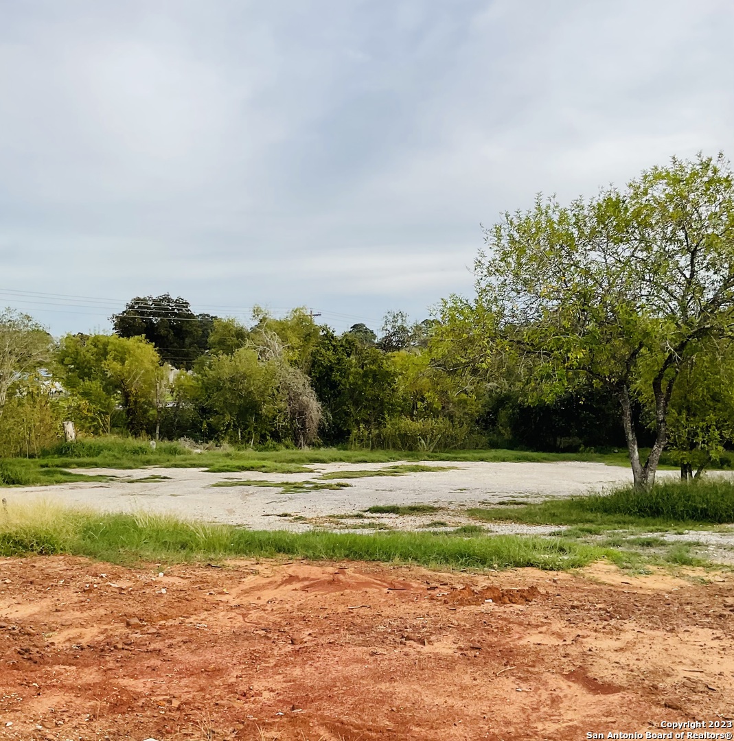 2405 10th Street Floresville TX 78114