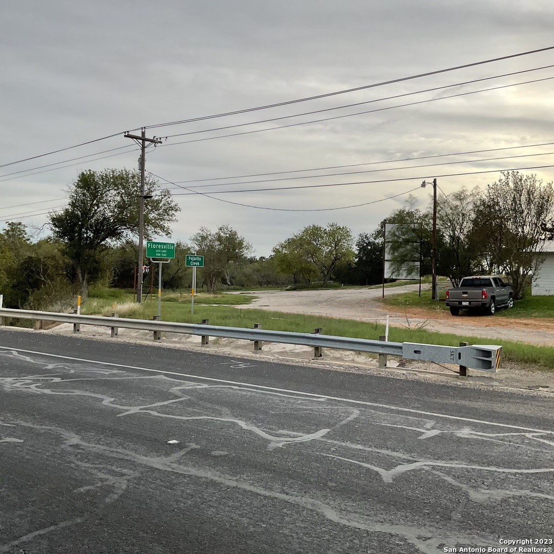 2405 10th Street Floresville TX 78114