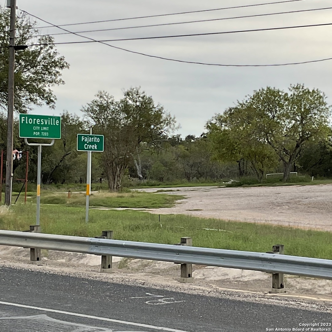 2405 10th Street Floresville TX 78114