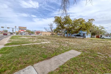 101 S Center Street Sabinal TX 78881