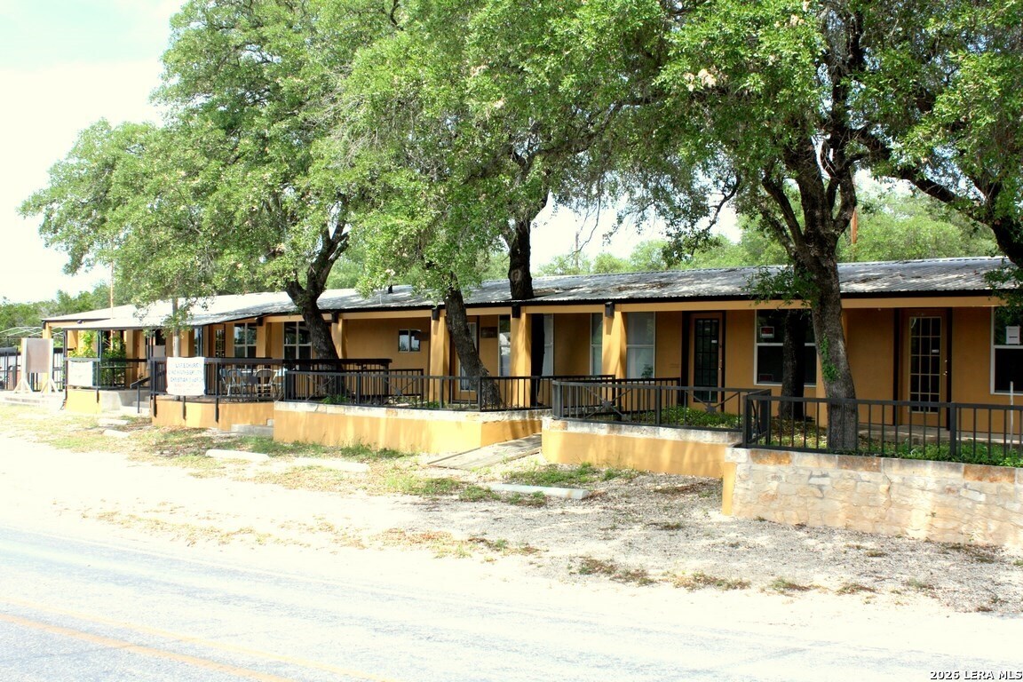 10877 Park Road 37 Lakehills TX 78063